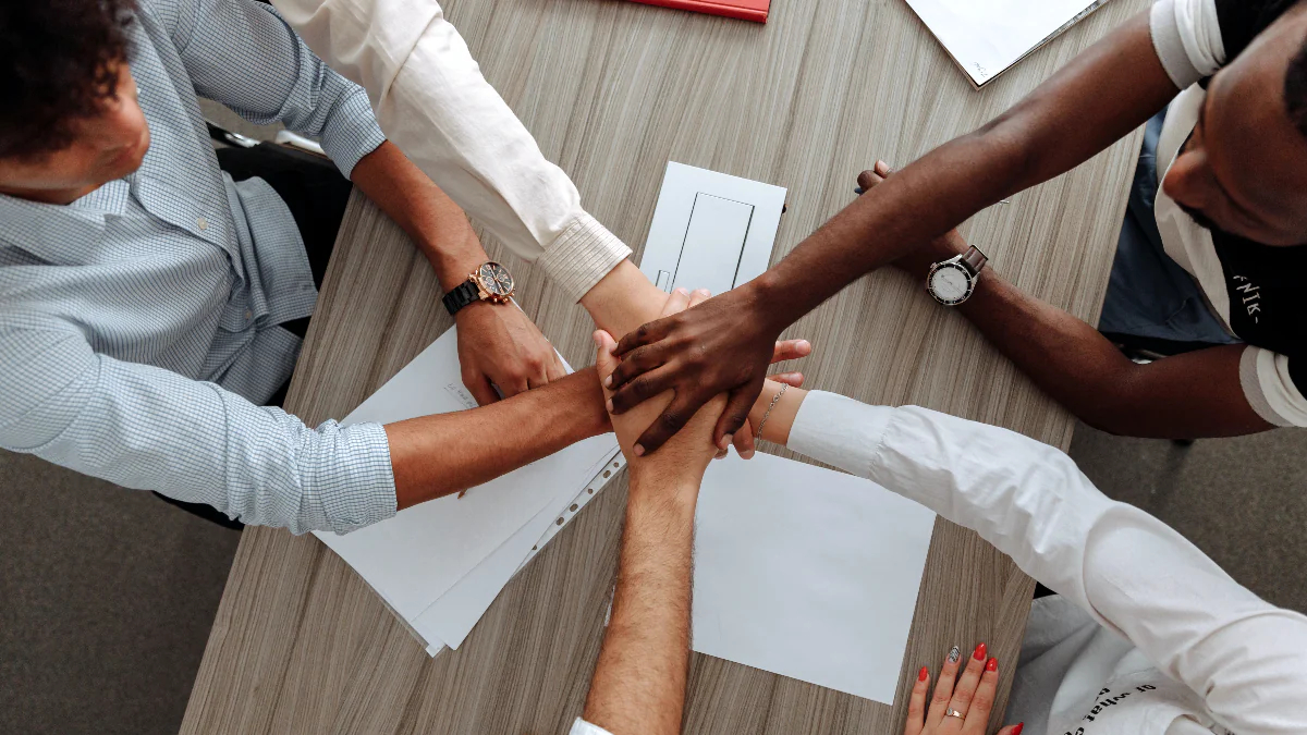 Pessoas unidas no trabalho