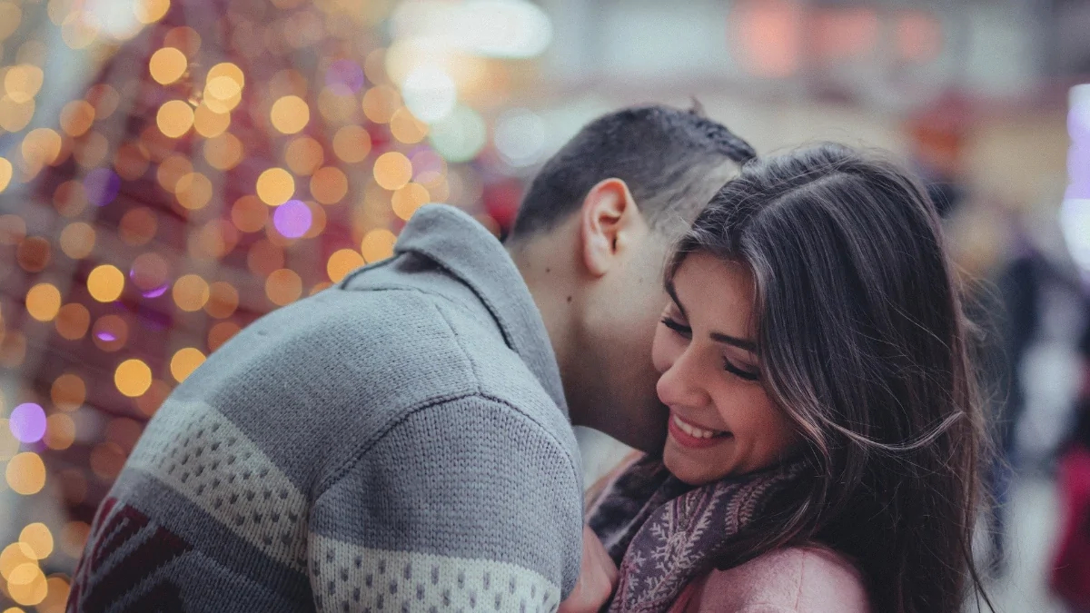 Casal de namorados se abraçando