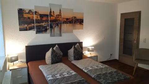 Ferienwohnung oder Studio Dresden-Neustadt inkl Parkplatz mit Balkon oder Terrasse — photo 1