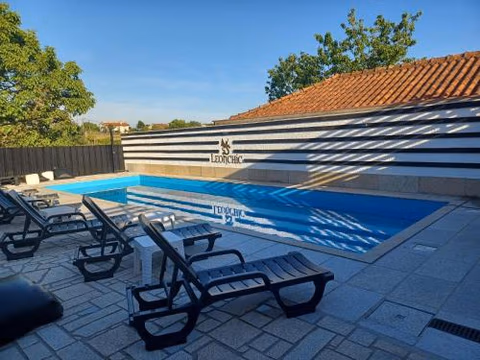 Leonchic - Guest House com Piscina de Água Salgada — foto 1