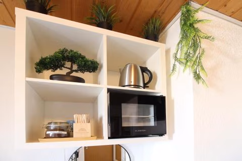 CityStayOne - Kleines Standardzimmer im Zentrum für eine einfache Übernachtung No kitchen no hotel services no reception no breakfast buffet - Of course Late check-in via self check-in high-speed WiFi smart TV good mattresses a quick and easy check-out — foto 5