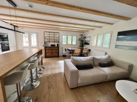 Chalet in Lausanne on edge of woods with river — foto 2
