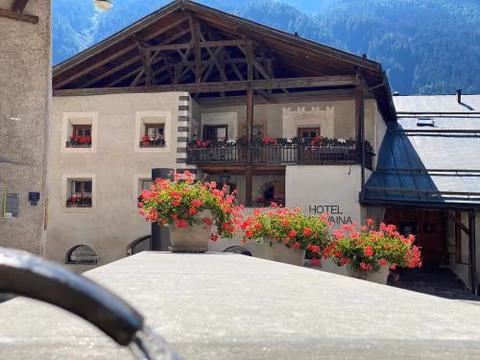 Hotel Chasa Chalavaina - Historisches Hotel des Jahres 2024 — foto 1