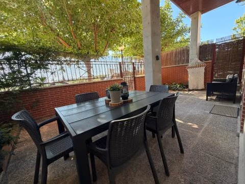 Melgar's Place, Bajo con terraza — foto 1