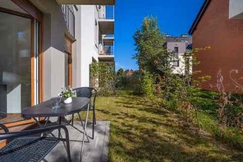 Elegant White Apartment with Terrace & Parking in Wrocław by Noclegi Renters — foto 8