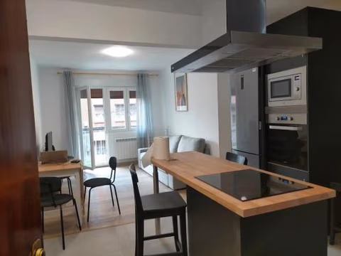 Piso recién reformado con balcón — foto 1