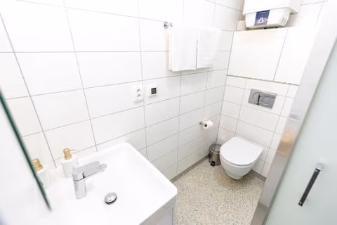 ALURE RESIDENCES 12 & 24h self check-in & private parking next to the apartment building included, CITY CENTER right on SNP Square in a quiet passage, new building, best deal in town — foto 8