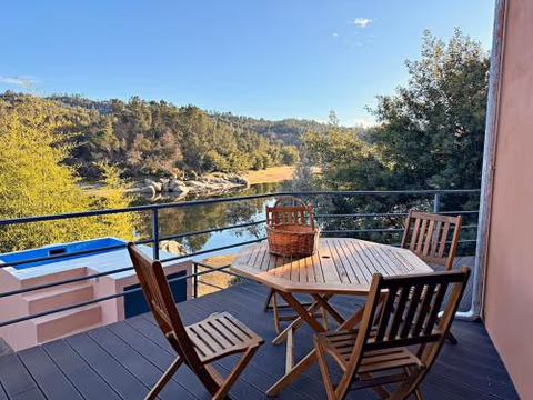 Riverfront House with Private Deck & Nature Views — photo 1