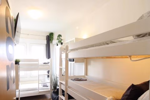 Hotel Ulm Zentrum - Komplettes Zimmer, Hochbett, Android TV & eigenem Bad - perfekt für Familien & Gruppen — foto 1