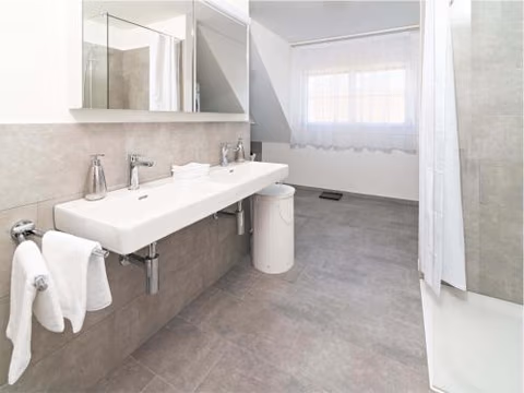 Exklusive 5,5 Zimmer Wohnung für Familien und Business — foto 9