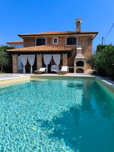 Holiday House Ursa with heated pool — photo 1