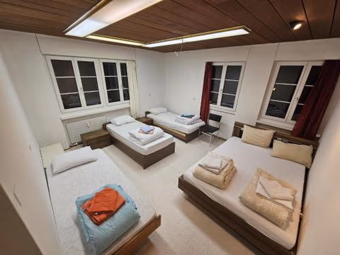Privat Grosse Zimmer-Merkur-mit gemeinsamer Küche und Bad in der Altstadt Chur — foto 1