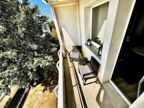 KMHosting Zentrum Luxe Apartment Balkon — photo 2