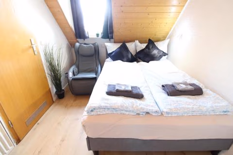 CityStayOne - Kleines Standardzimmer im Zentrum für eine einfache Übernachtung No kitchen no hotel services no reception no breakfast buffet - Of course Late check-in via self check-in high-speed WiFi smart TV good mattresses a quick and easy check-out — foto 7