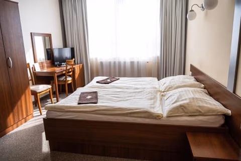 City Hotel B&B, reception 24 7, 800m od-from R1, free parking — foto 2