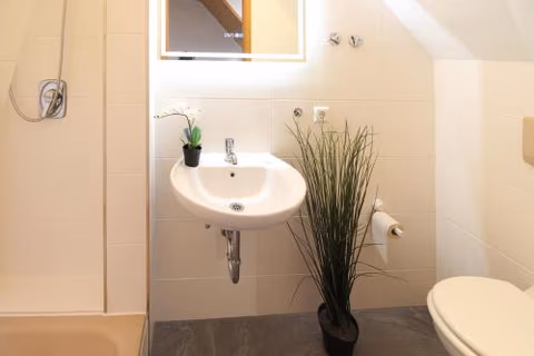 CityStayOne - Kleines Standardzimmer im Zentrum für eine einfache Übernachtung No kitchen no hotel services no reception no breakfast buffet - Of course Late check-in via self check-in high-speed WiFi smart TV good mattresses a quick and easy check-out — foto 8
