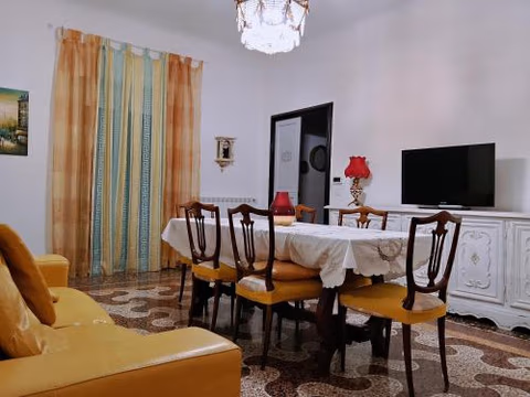 WOW HOME 2 - 175 mq - posteggio privato - davanti porto traghetti - fino a 10 posti letto - balcone — foto 1