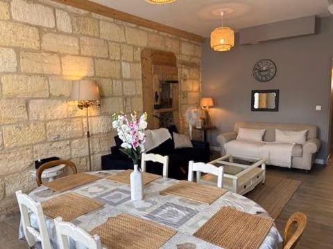 Bel appartement en pierre de 100 m2 avec cour. — foto 2