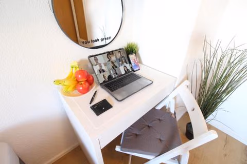 CityStayOne - Kleines Standardzimmer im Zentrum für eine einfache Übernachtung No kitchen no hotel services no reception no breakfast buffet - Of course Late check-in via self check-in high-speed WiFi smart TV good mattresses a quick and easy check-out — foto 4