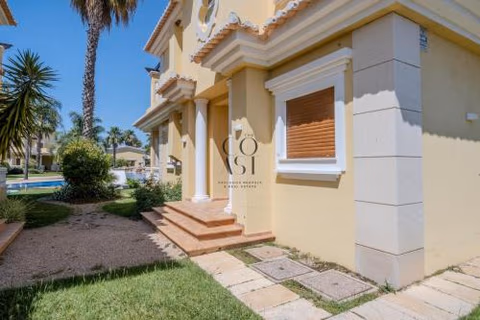 Sunny Escape w Pool & Garden by The Coast Exclusive Rentals — foto 6