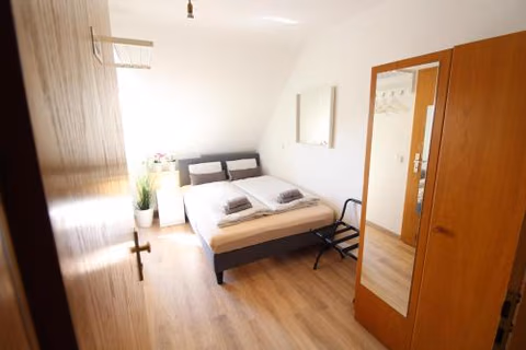 CityStayOne - Kleines Standardzimmer im Zentrum für eine einfache Übernachtung No kitchen no hotel services no reception no breakfast buffet - Of course Late check-in via self check-in high-speed WiFi smart TV good mattresses a quick and easy check-out — foto 2