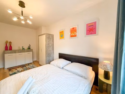 Simcity X l Cozy Hideaway just step away from Train BUS station and Tipsport arena w FREE parking, 24 7 self check-in — foto 3