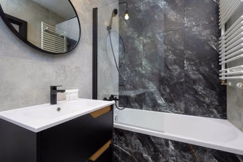Elegant White Apartment with Terrace & Parking in Wrocław by Noclegi Renters — foto 7