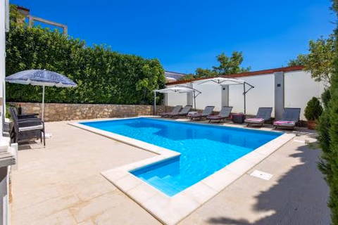 Family House Rose with Pool - Happy Rentals — photo 1