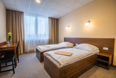 City Hotel B&B, reception 24 7, 800m od-from R1, free parking — foto 4