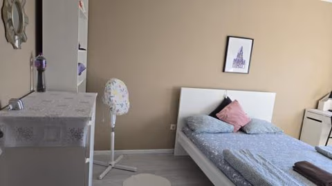 Quarto familiar com cama de casal apenas para casais e raparigas Não há homens solteiro Family room with double bed for couples and girls only No individual men allows with private washroom but in hall way — foto 1
