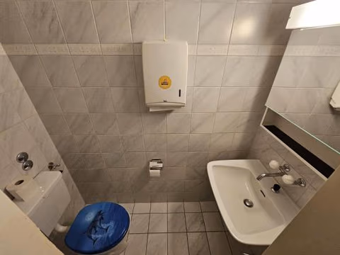 Privat Zimmer, Privat WC, Shared Dusche in Altstadt Chur, Saturn — foto 2