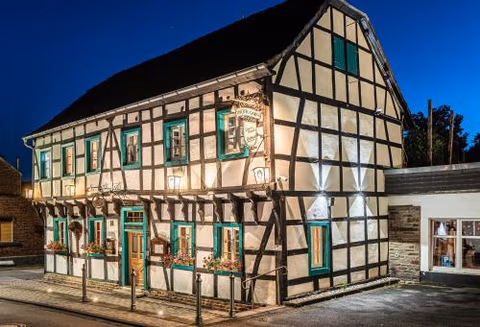 AKZENT Land-Hotel Zum Schwan, Garni WEILERSWIST-METTERNICH, 3 E-LADESTATIONEN, Nähe PHANTASIALAND, PALMENPARADIES Euskirchen — foto 1