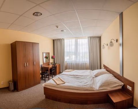 City Hotel B&B, reception 24 7, 800m od-from R1, free parking — foto 1