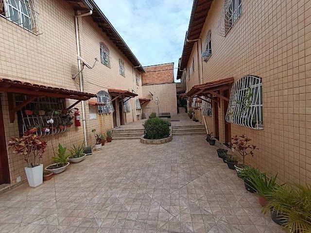 Casa funcional com 2 quartos e vaga coberta