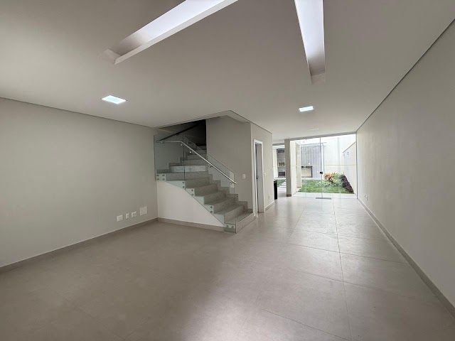 Casa Espaçosa com 6 Quartos e Lojas em Nova Floresta, Belo Horizonte