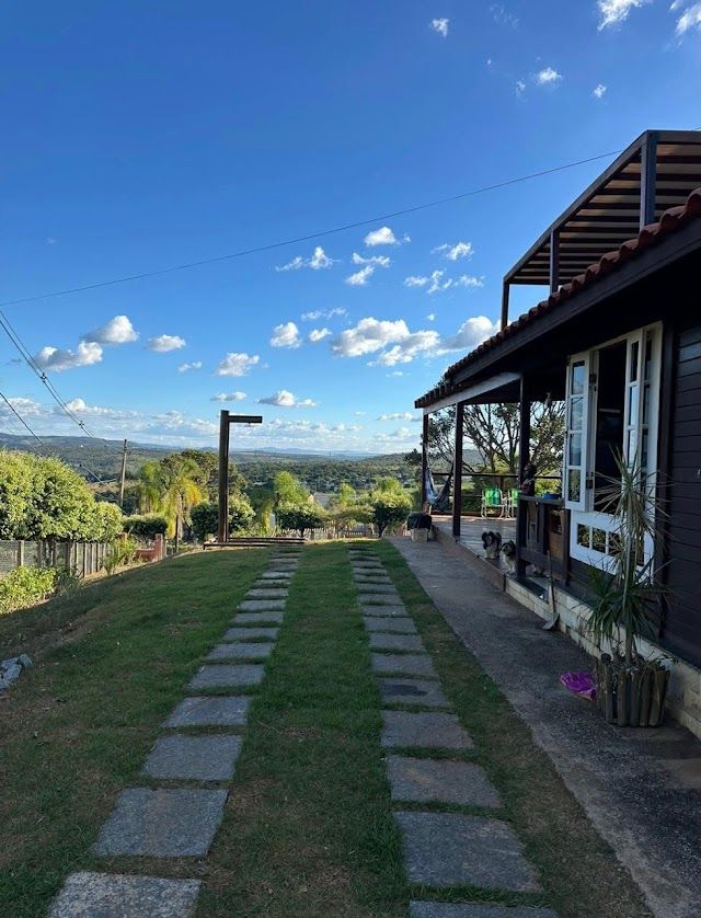 Casa Espaçosa em Condomínio Fechado com Lote de 1.000m²