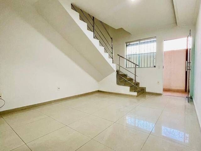 Casa Geminada com 2 Quartos, Planejados e Churrasqueira no Rio Branco