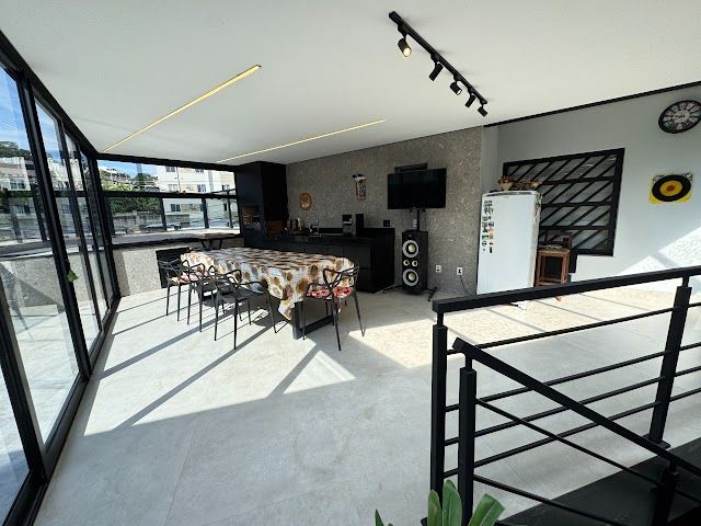 Casa Moderna de Esquina com Espaço Gourmet e Jacuzzi em Santa Branca