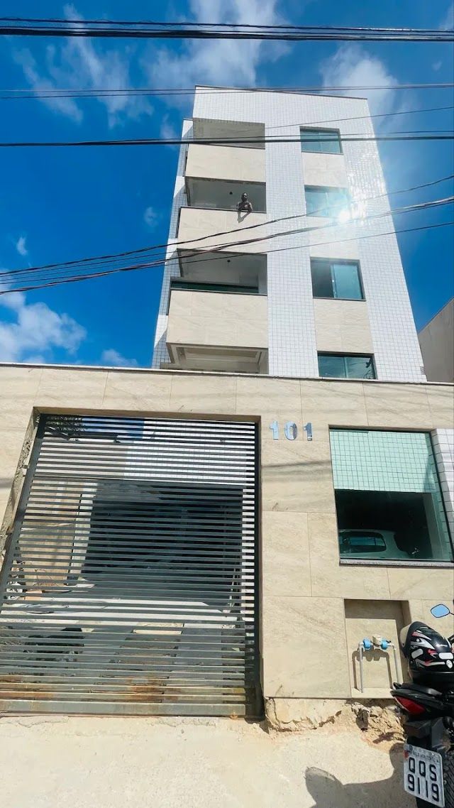 Cobertura Espaçosa com 3 Quartos e 2 Vagas em Coqueiros