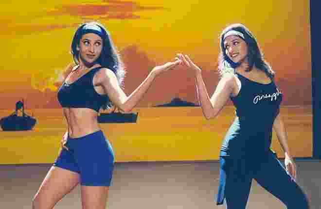 Karishma Kapoor and Madhuri Dixit during the ‘Dance of Envy’ sequence in Dil Toh Pagal Hai (1997)