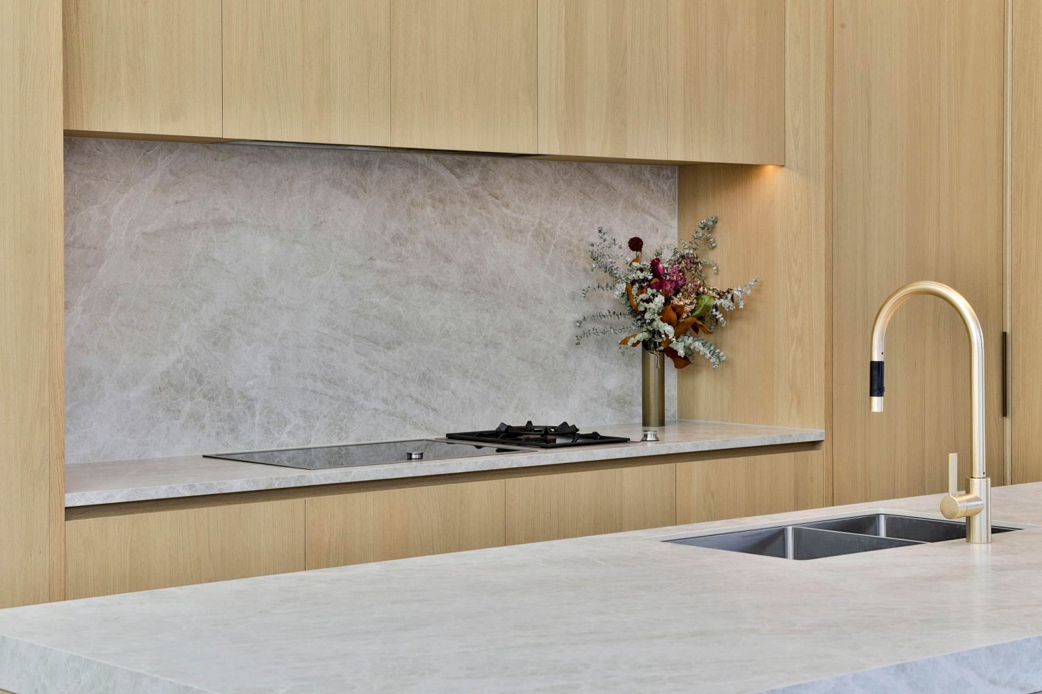 Close-up of cooking zone featuring integrated hob and continuous splashback surface