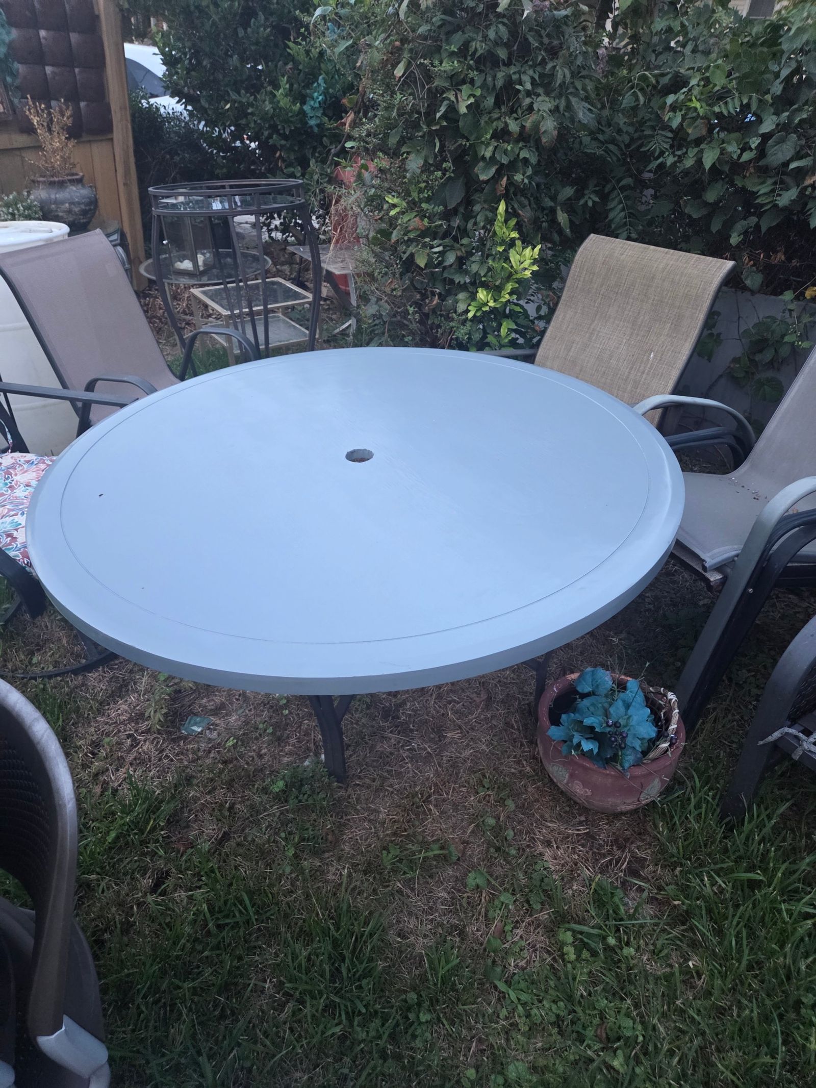 Table outdoor heavy duty. 52 inch round.  48.  PatioChairs 18ea — photo 2