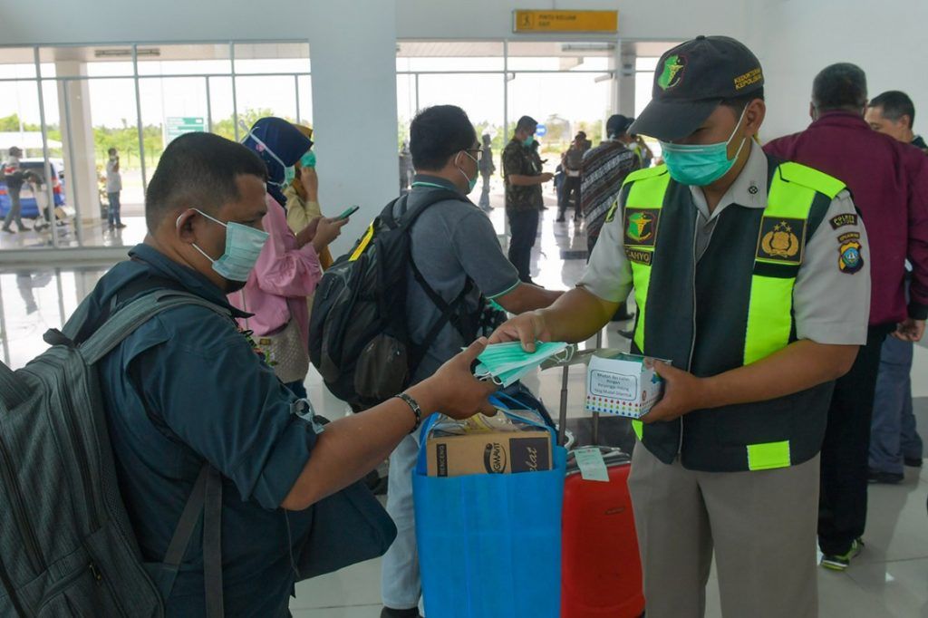 masker diberikan di bandara