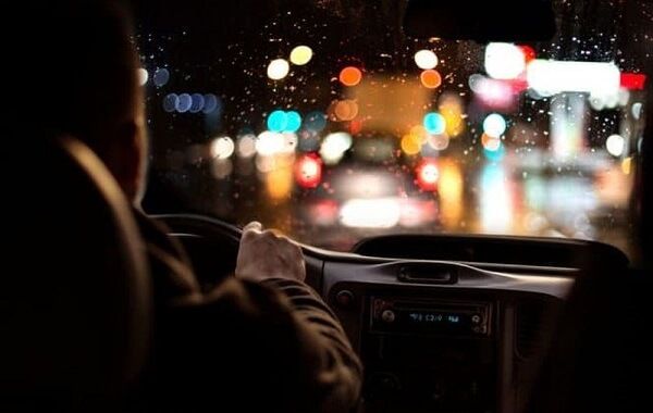 mengemudi mobil di malam hari