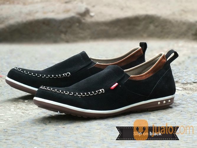 sepatu slip on kickers