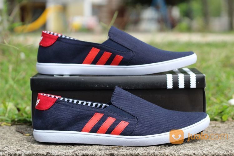 sepatu slip on adidas