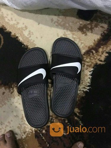 nike swoosh flip flops