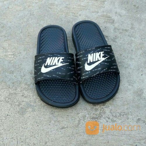 perbedaan sandal nike benassi original