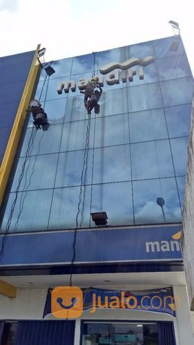 Jasa Pembersihan Kaca Dan ACP Bagian Luar Gedung Bertingkat Safety K3,,,,Bersedia Keluar Kota