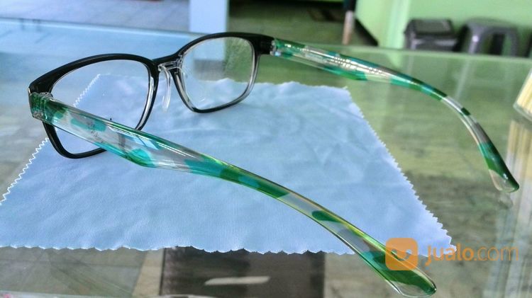 Frame Kacamata Kotak Dengan Tangkai Warna Hijau Cocok Buat Pria Dan Wanita